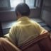 陈晓影，资深影视内容编辑，在明亮办公室内专注审阅屏幕上的视频播放界面